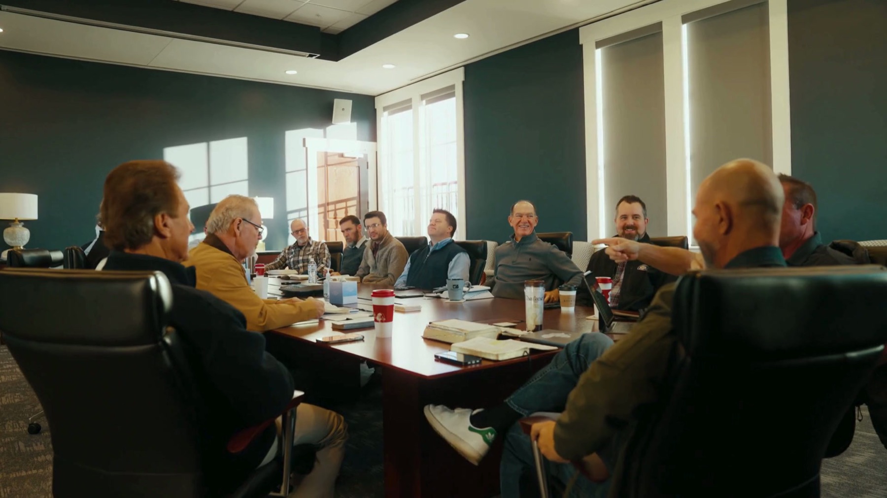 Un grupo pequeño reunido alrededor de una mesa con Biblias abiertas